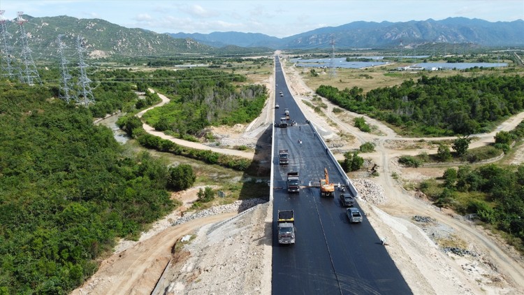 Dự án thành phần cao tốc Bắc - Nam, đoạn Vĩnh Hảo - Phan Thiết. Ảnh: LĐO