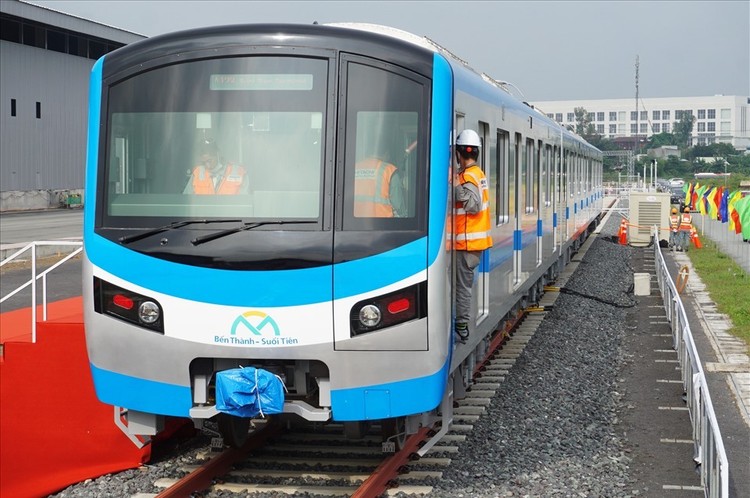 Tàu thuộc tuyến Metro số 1 (Bến Thành - Suối Tiên) chạy thử đoạn trên cao