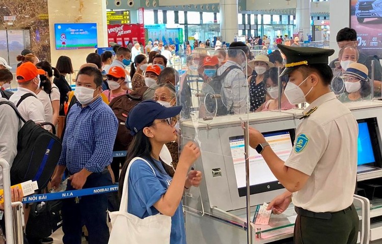 Nhân viên An ninh hàng không kiểm tra giấy tờ hành khách đi máy bay trước khi vào điểm soi chiếu an ninh. Ảnh minh họa