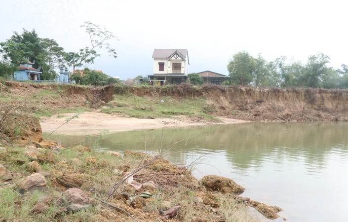 Sạt lở bờ sông Thạch Hãn tiến gần vào nhà dân đoạn qua xã Triệu Giang, huyện Triệu Phong, tỉnh Quảng Trị. Ảnh: TTXVN