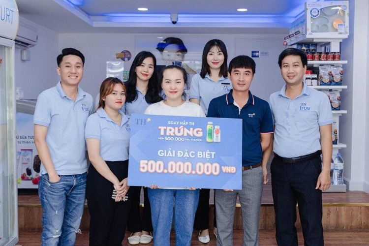 Chị Đoàn Thị Cẩm Nhung – chủ nhân giải Đặc biệt trị giá nửa tỷ đồng từ chương trình “Xoay nắp TH – Trúng hơn 500.000 giải thưởng”