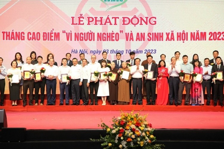 Bí thư Thành ủy Hà Nội Đinh Tiến Dũng, Chủ tịch UBND TP. Hà Nội Trần Sỹ Thanh tuyên dương các tập thể tiêu biểu trong công tác giảm nghèo và an sinh xã hội.