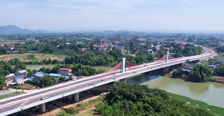 Cầu Huống Thượng lớn nhất tỉnh Thái Nguyên đã chính thức thông xe sáng 19/10. Ảnh: Báo Thái Nguyên