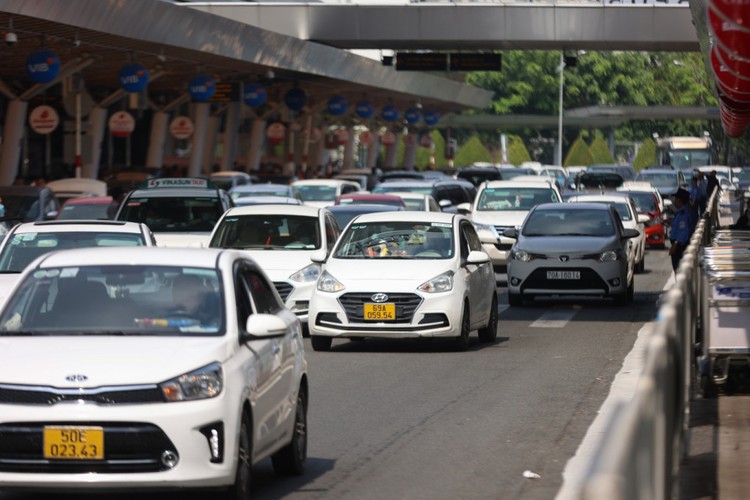 Taxi, xe công nghệ vào đón trả khách ở sân bay Tân Sơn Nhất