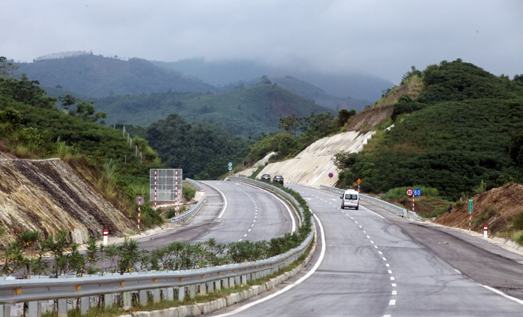  Bộ GTVT sẽ rà soát đối với các tuyến đường ôtô cao tốc phân kỳ đầu tư có quy mô 4 làn xe điều chỉnh lên đến 90km/h. Ảnh: Tường Lâm