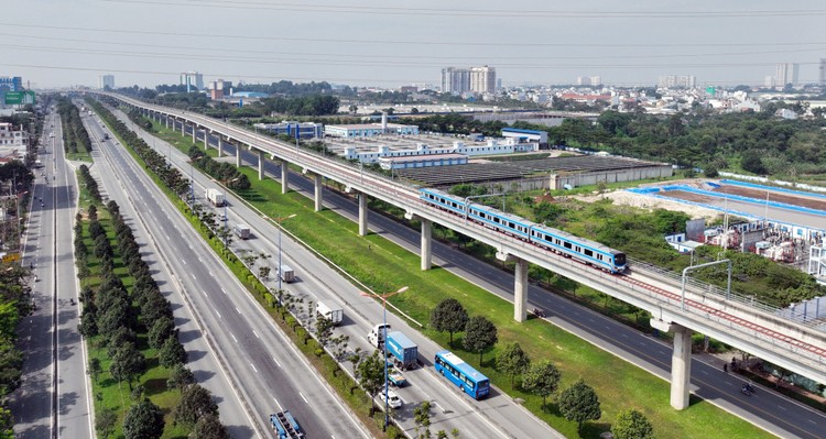 Metro Bến Thành - Suối Tiên ngày đầu chạy thử