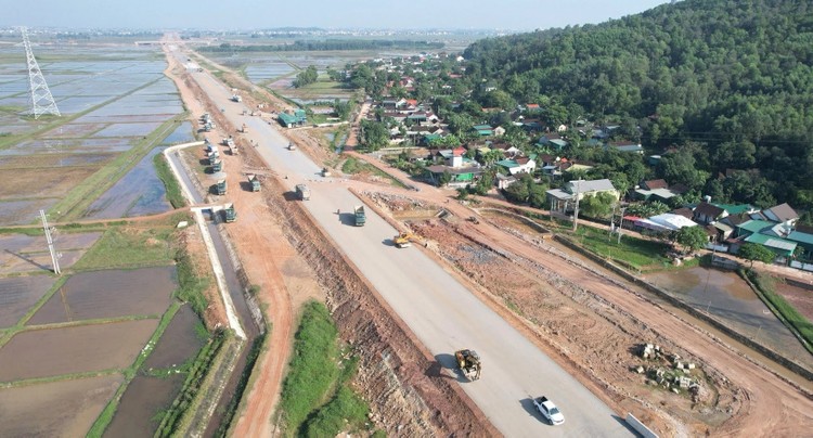 Thi công cao tốc Bắc - Nam, đoạn Diễn Châu - Bãi Vọt.