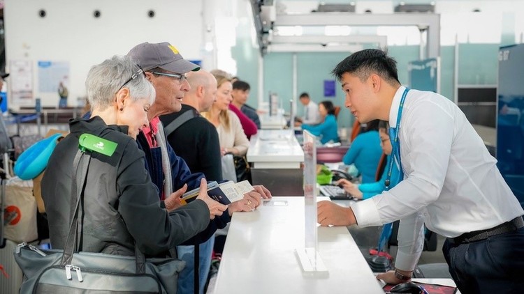 Hành khách tại ga quốc tế sân bay Nội Bài