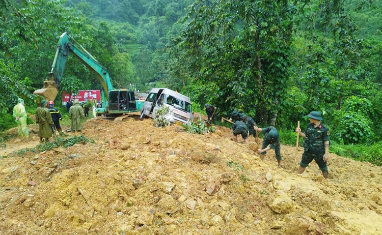 Các lực lượng chức năng tìm kiếm nạn nhân tại điểm sạt lở ngày 13/7, trên tuyến đường Quốc lộ 34, vị trí Km10+950 thuộc địa phận thôn Tả Mò, xã Yên Định, huyện Bắc Mê. Ảnh: QĐND