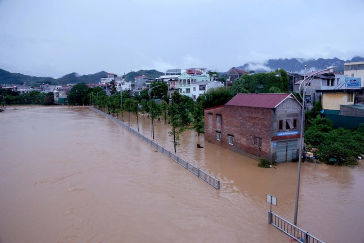 Lũ lên cao gây ngập nặng tại nhiều địa phương.