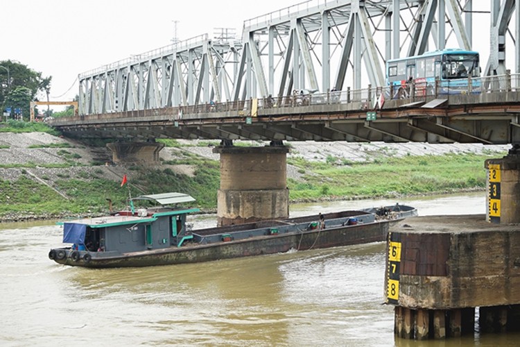 Trên các tuyến sông phía Bắc, 41 vị trí cầu vượt sông đã cho phép các phương tiện đường thủy được phép lưu thông bình thường