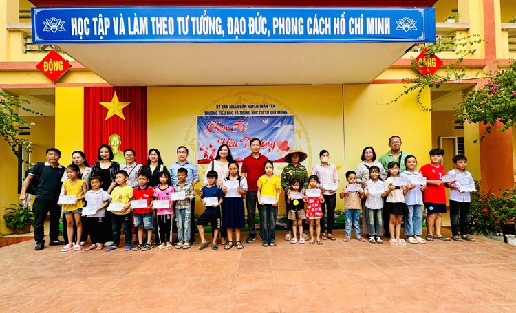 Báo Đấu thầu tặng học bổng cho các em học sinh Trường tiểu học và trung học cơ sở Quy Mông bị ảnh hưởng bởi cơn bão số 3 tại xã Quy Mông