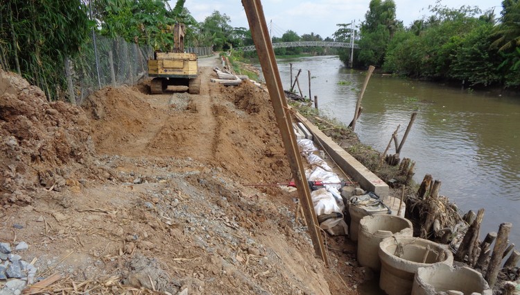 Ban QLDA đầu tư xây dựng khu vực huyện An Phú (chủ đầu tư) đang lựa chọn nhà thầu thực hiện Gói thầu số 17 thuộc Dự án ĐTXD kè chống sạt lở đường Bắc Kênh Mới. Ảnh chỉ mang tính minh họa. Nguồn Internet