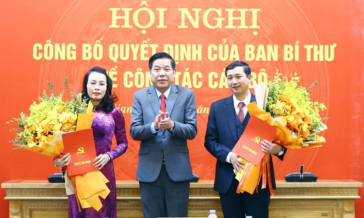 Bí thư Tỉnh ủy Bắc Giang Nguyễn Văn Gấu trao quyết định, tặng hoa chúc mừng bà Nguyễn Thị Hương và ông Nguyễn Việt Oanh