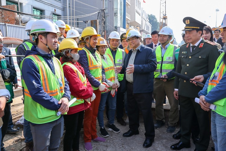 Thủ tướng yêu cầu chăm lo đời sống tinh thần, vật chất cho công nhân, người lao động đang thi công trên công trường, với tinh thần không để "cô đơn trên công trường"