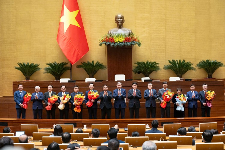 Các đồng chí lãnh đạo Đảng, Nhà nước chúc mừng các đồng chí Phó Chủ tịch Quốc hội, Uỷ viên Uỷ ban Thường vụ Quốc hội; các Phó Thủ tướng Chính phủ, Bộ trưởng nhận nhiệm vụ mới.