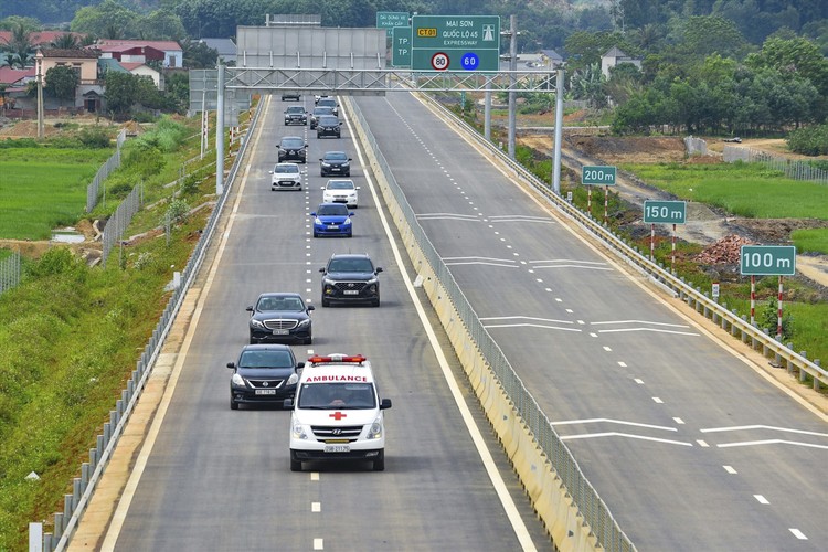 Các phương tiện lưu thông trên tuyến cao tốc Mai Sơn - Quốc lộ 45. Ảnh: Minh Hoàng