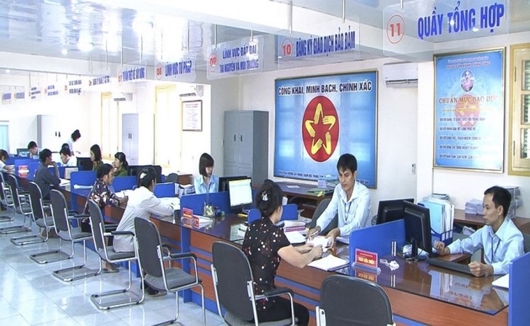 Người dân làm thủ tục hành chính. Ảnh minh họa