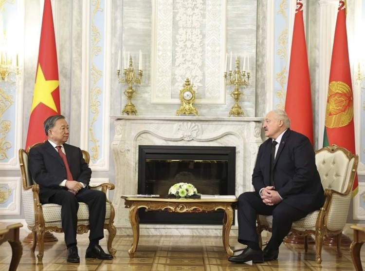 Tổng Bí thư Tô Lâm hội đàm hẹp với Tổng thống Belarus Aleksandr Lukashenko. Ảnh: TTXVN