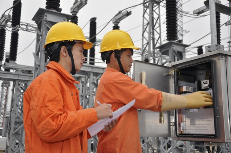 Nhân viên EVN kiểm tra các thiết bị điện