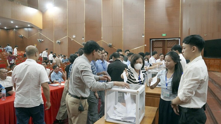 Khách hàng bỏ phiếu tại phiên đấu giá đất. Ảnh: huyện Thạch Thất