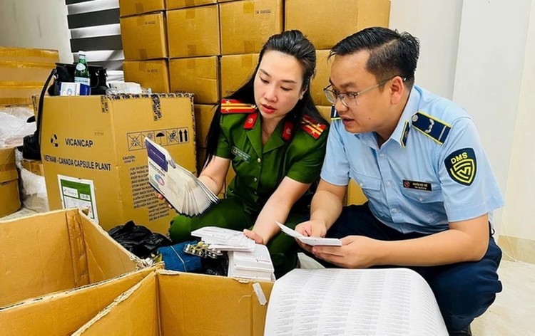 Lực lượng chức năng khám xét các địa điểm liên quan đến ổ nhóm. 