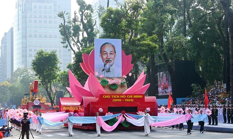 Rước chân dung Chủ tịch Hồ Chí Minh trong chương trình diễu binh, diễu hành kỷ niệm 50 năm Ngày Giải phóng miền Nam, thống nhất đất nước (30/4/1975-30/4/2025)
