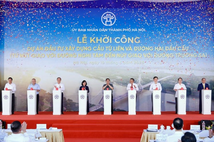 Thủ tướng Phạm Minh Chính và các đại biểu thực hiện nghi thức khởi công dự án. Ảnh: VGP