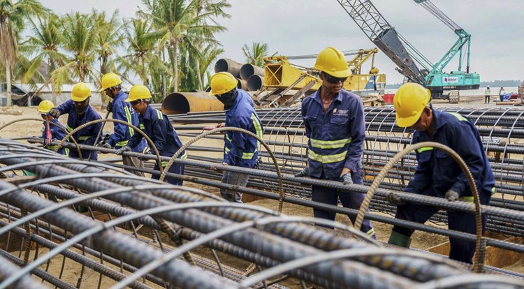Theo quy định pháp luật đấu thầu, nhà thầu được phép đề xuất một nhân sự cùng lúc tham dự hoặc thực hiện nhiều gói thầu. Ảnh minh họa