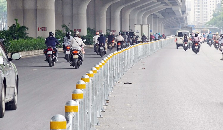 Xây dựng và triển khai phương án phân làn bằng dải phân cách cứng trên đường Phạm Văn Đồng.