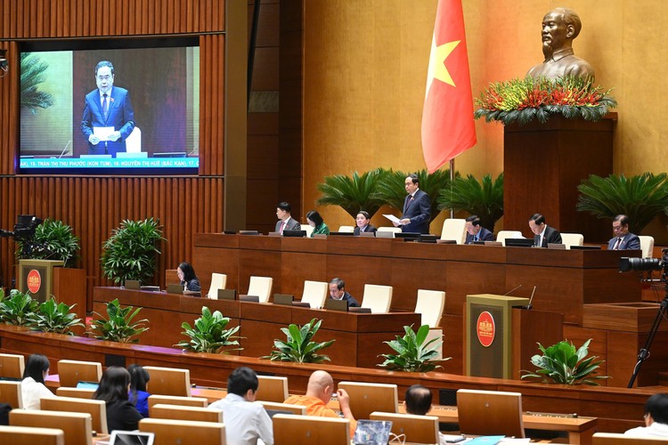 Ngày 23/6, Quốc hội thảo luận ở hội trường về dự thảo Nghị quyết cơ chế xử lý khó khăn, vướng mắc do quy định của pháp luật