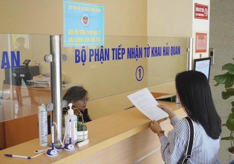 Việc dừng tiếp nhận tờ khai có thể ảnh hưởng đến hoạt động xuất nhập khẩu của người dân, doanh nghiệp. Ảnh minh họa