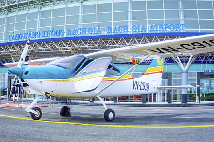 Cảng hàng không Rạch Giá hiện chỉ tiếp nhận được loại máy bay code C như ATR72 và tương đương trở xuống. Ảnh minh họa