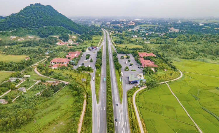 Tiếp tục áp dụng thuế VAT 8% với phí dịch vụ sử dụng đường cao tốc. Ảnh minh họa