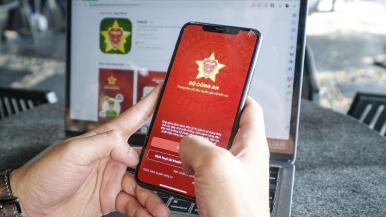 Bộ Công an cảnh báo thủ đoạn lừa đảo cài ứng dụng VNeID giả mạo