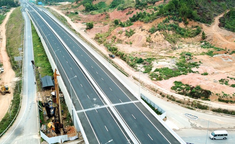 Đối với các dự án BOT giao thông, thời gian vận hành khai
thác dài, nhiều rủi ro trong vận hành có thể xảy ra. Ảnh: Lê Tiên