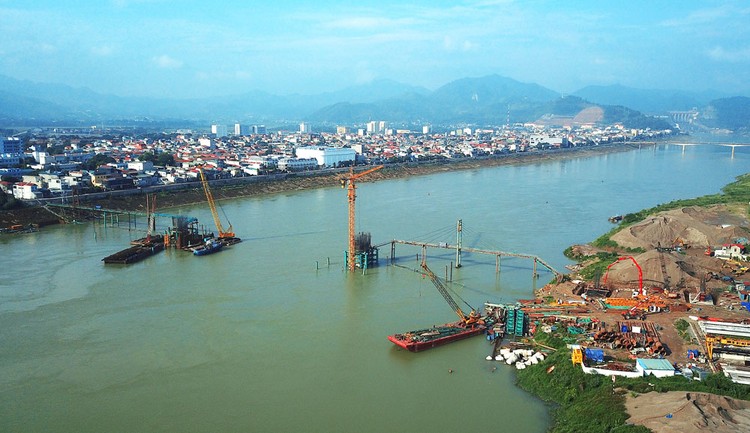 Tỷ lệ giải ngân vốn đầu tư nguồn ngân sách nhà nước ước 7
tháng so với kế hoạch Thủ tướng giao đầu năm đã có sự chuyển biến tích cực so với
các tháng đầu năm. Ảnh: Lê Tiên