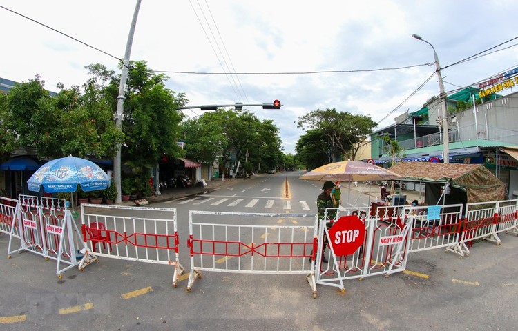 Đường vào thôn Lệ Sơn Nam bị phong tỏa sau khi phát hiện có người nhiễm COVID-19. (Ảnh: Trần Lê Lâm/TTXVN)