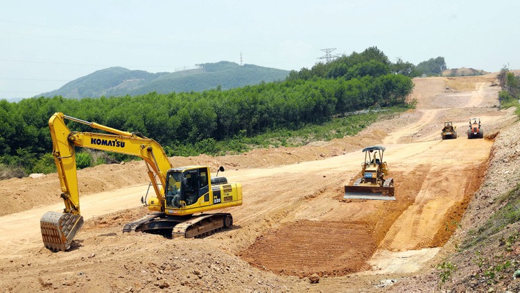 Nếu bệnh dịch còn tiếp diễn, việc tìm nguồn lực thúc đẩy đầu tư công cho năm 2021 sẽ rất khó khăn. Ảnh: Tường Lâm