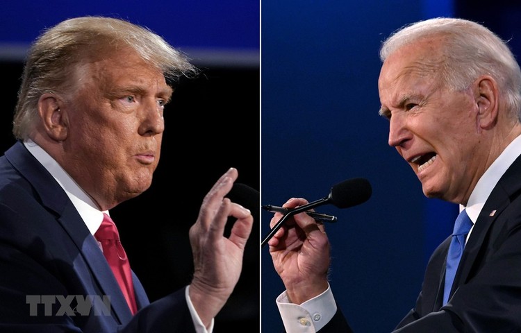 Đương kim Tổng thống Mỹ Donald Trump (trái) và ứng viên Tổng thống của đảng Dân chủ Joe Biden tại vòng tranh luận trực tiếp cuối cùng ở thành phố Nashville, bang Tennesse tối 22/10/2020 (giờ Mỹ). (Ảnh: AFP/TTXVN)