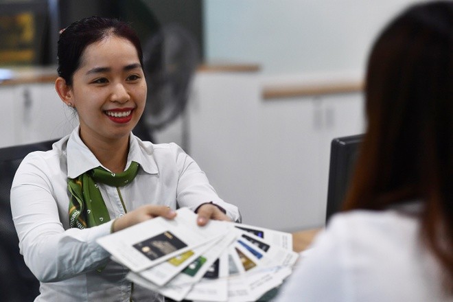 Các ngân hàng đang đẩy mạnh hoạt động bán bảo hiểm/đại lý bảo hiểm để tăng thu nhập ngoài lãi trong hoạt động kinh doanh. Ảnh: Hoàng Hà.