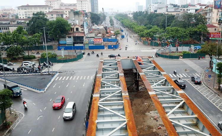 Khi thực hiện các gói thầu trên đường bộ đang khai thác, cần bố trí thi công hết sức hợp lý và khoa học để ảnh hưởng ít nhất đến lưu thông của các phương tiện giao thông. Ảnh: Lê Tiên