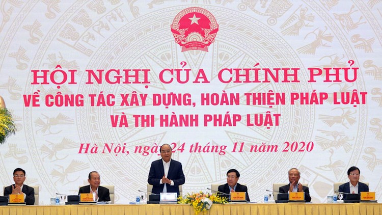 Thủ tướng Chính phủ Nguyễn Xuân Phúc chủ trì Hội nghị của Chính phủ về công tác xây dựng, hoàn thiện pháp luật và thi hành pháp luật. Ảnh: Hiếu Nguyễn