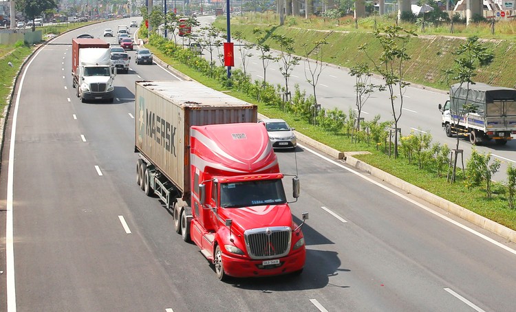 Cần thúc đẩy chuyển đổi số trong các hoạt động logistics để kéo giảm chi phí. Ảnh: Lê Tiên