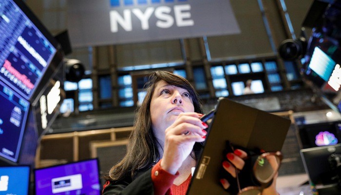 Một nhà giao dịch cổ phiếu trên sàn NYSE ở New York, Mỹ - Ảnh: Reuters.