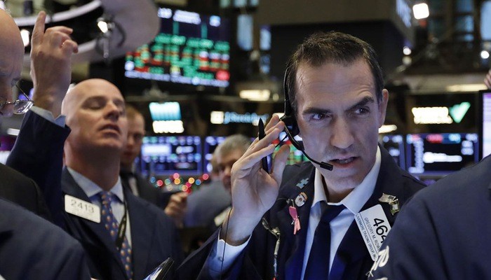 Các nhà giao dịch cổ phiếu trên sàn NYSE ở New York, Mỹ - Ảnh: Reuters.