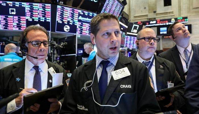 Các nhà giao dịch cổ phiếu trên sàn NYSE ở New York, Mỹ - Ảnh: Reuters.