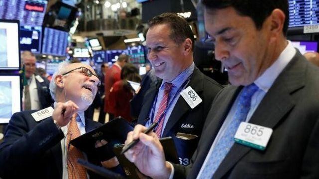 Các nhà giao dịch cổ phiếu trên sàn NYSE ở New York, Mỹ - Ảnh: Reuters.