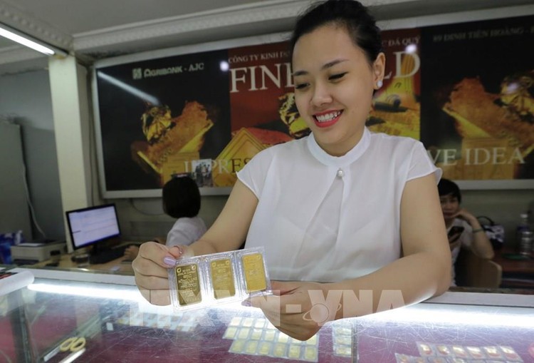 Giá vàng SJC giao dịch trên mốc 56 triệu đồng/lượng. Ảnh: Trần Việt - TTXVN