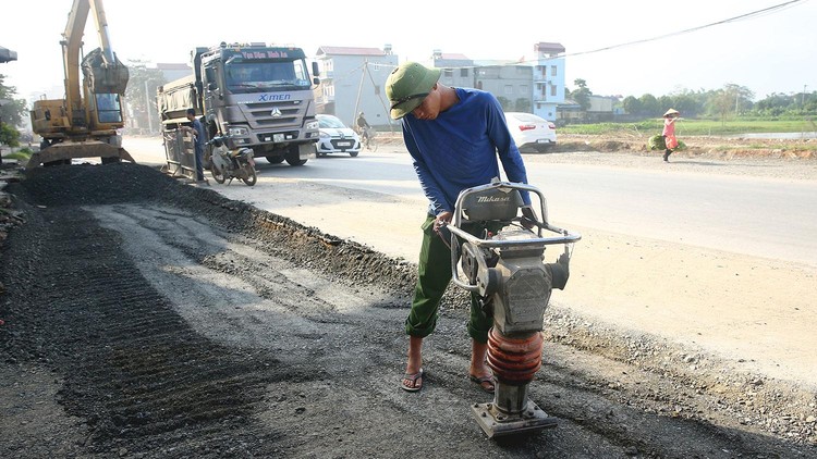 Từ năm 2019 đến nay, tất cả các gói thầu bảo trì đường bộ đều được đấu thầu qua mạng, trừ các gói thầu sửa chữa đột xuất, tư vấn và kiểm toán dưới 500 triệu đồng. Ảnh: Lê Tiên